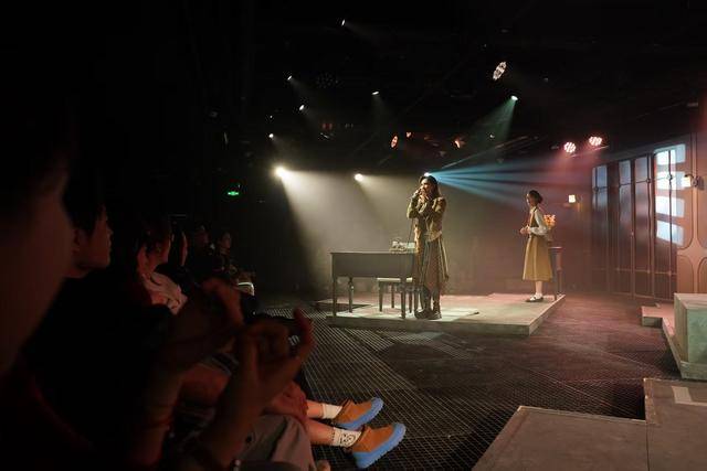 沉浸式戲劇《誰殺了羅伯特》：酒店密室謀殺案玩出新花樣，小劇場懸疑喜劇展現大魔力