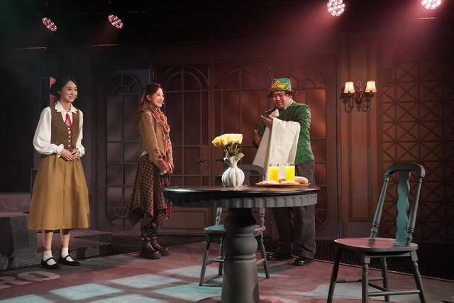 沉浸式戲劇《誰殺了羅伯特》：酒店密室謀殺案玩出新花樣，小劇場懸疑喜劇展現大魔力