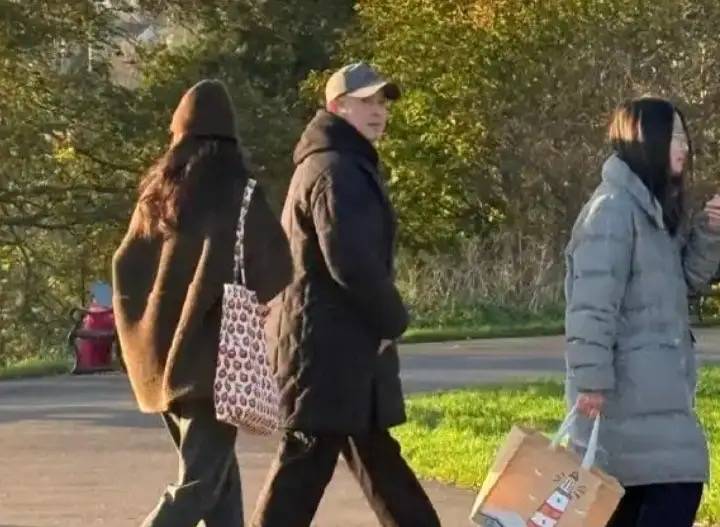 原創胡可14歲兒子曬留學生活，住60平套房有兩面牆衣櫃，吃火雞面解饞