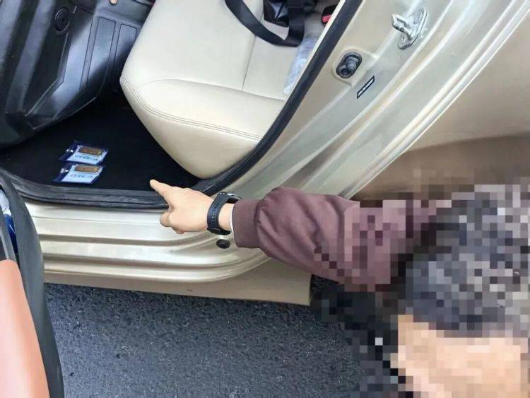 民警當街攔停汽車！腳墊下驚現兩根金條......