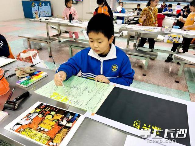 這所僅76名學生的鄉村小學，用粉印版畫構建大世界