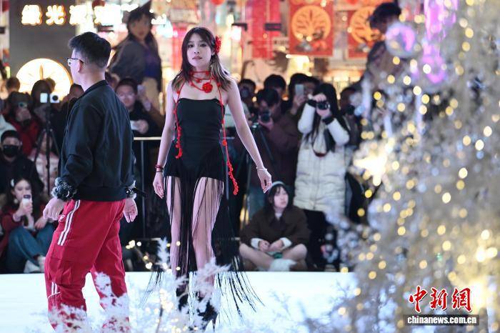 南京年輕人“隨機舞蹈”舞動青春活力