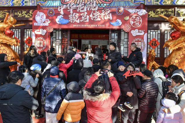 密雲書法家走進冶仙塔景區，“中華龍硯”前為市民揮毫送福