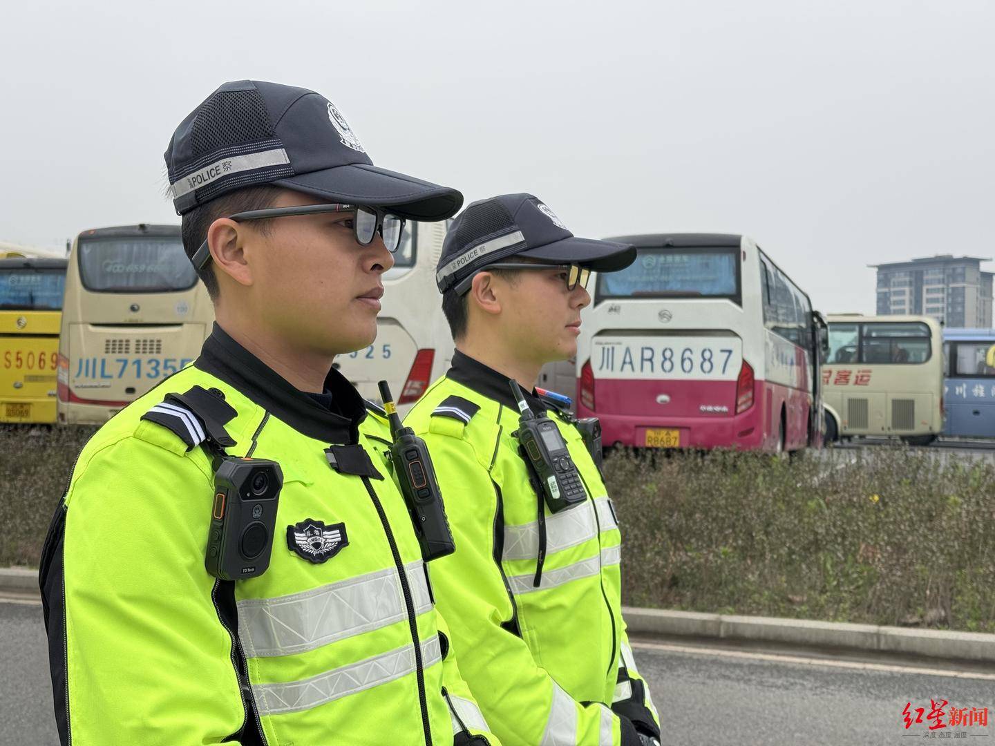 成都交警戴上高科技眼鏡：景區車輛有沒預約，一眼就能識別！