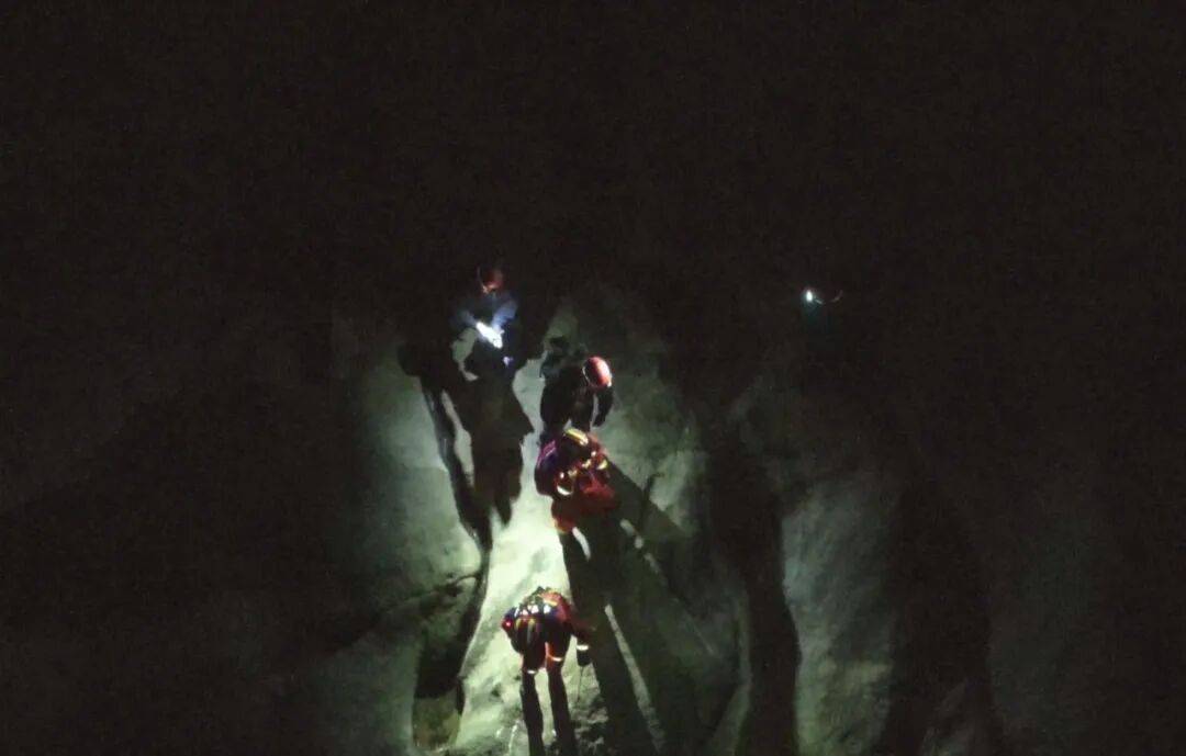 2名大學生跟風打卡被困“魔鬼崖”，警方提示→