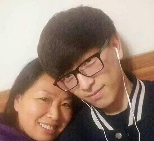 原創2019年，49歲宿管阿姨陪兒子考研，兒子上岸復旦，自己考進了211