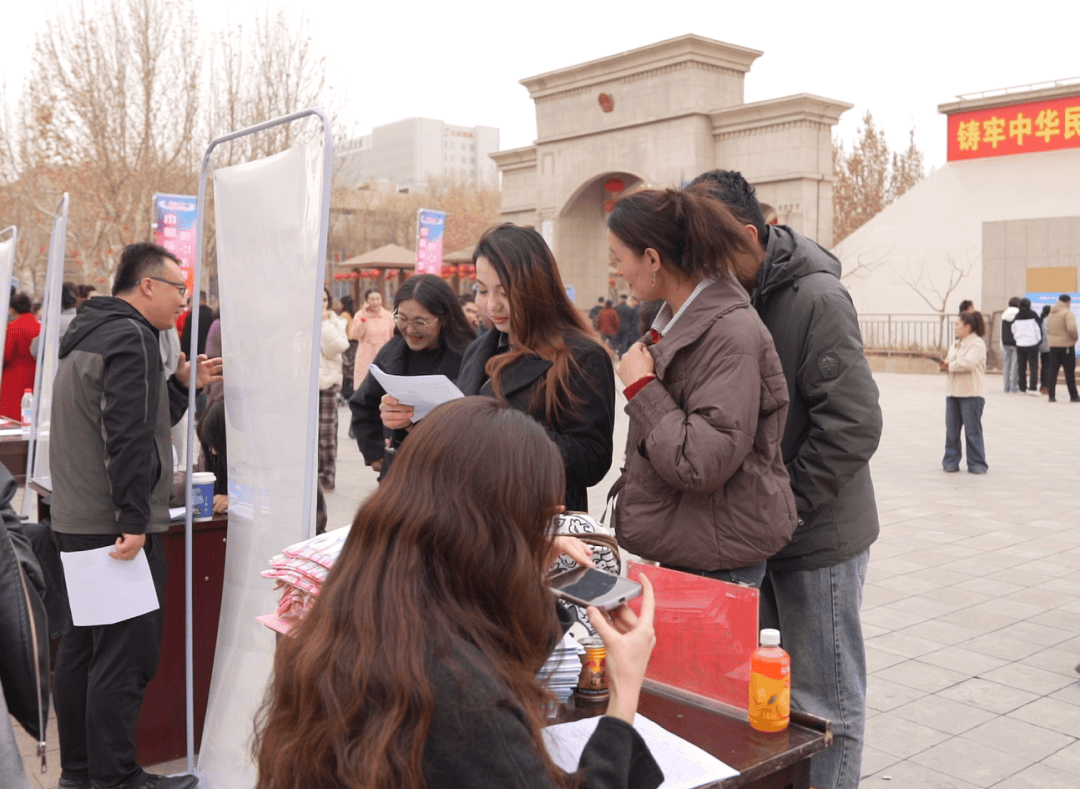 阿圖什市舉辦“巾幗築夢 職引未來”婦女人才專場招聘會