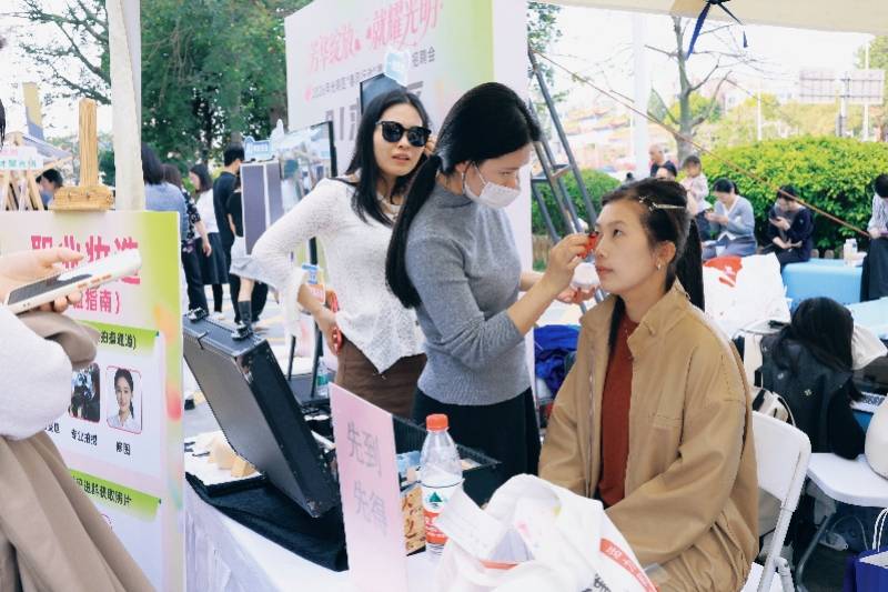 深圳光明區的這場招聘會為求職者鋪就“春風之路”