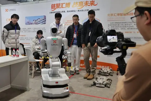 北京年後首場大型招聘會開場！有人下火車拎箱子直奔現場