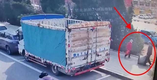 聊城街頭，百餘件快遞“下落不明”，民警出手了...