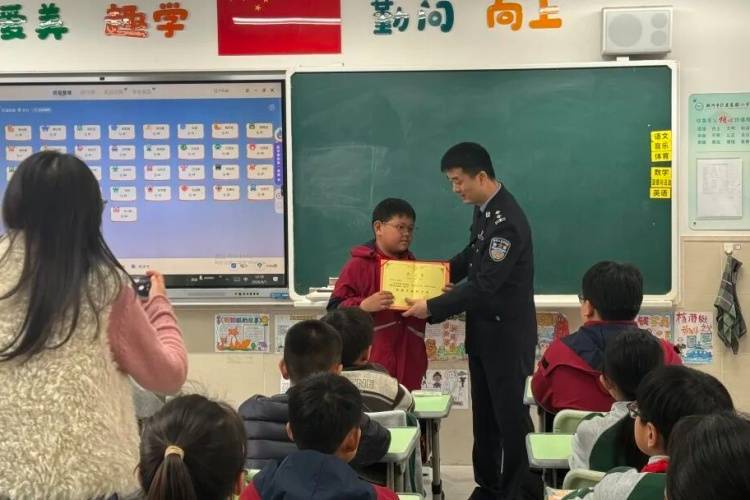 小學生用電話手錶報警，民警還未下車就被“包圍”了……