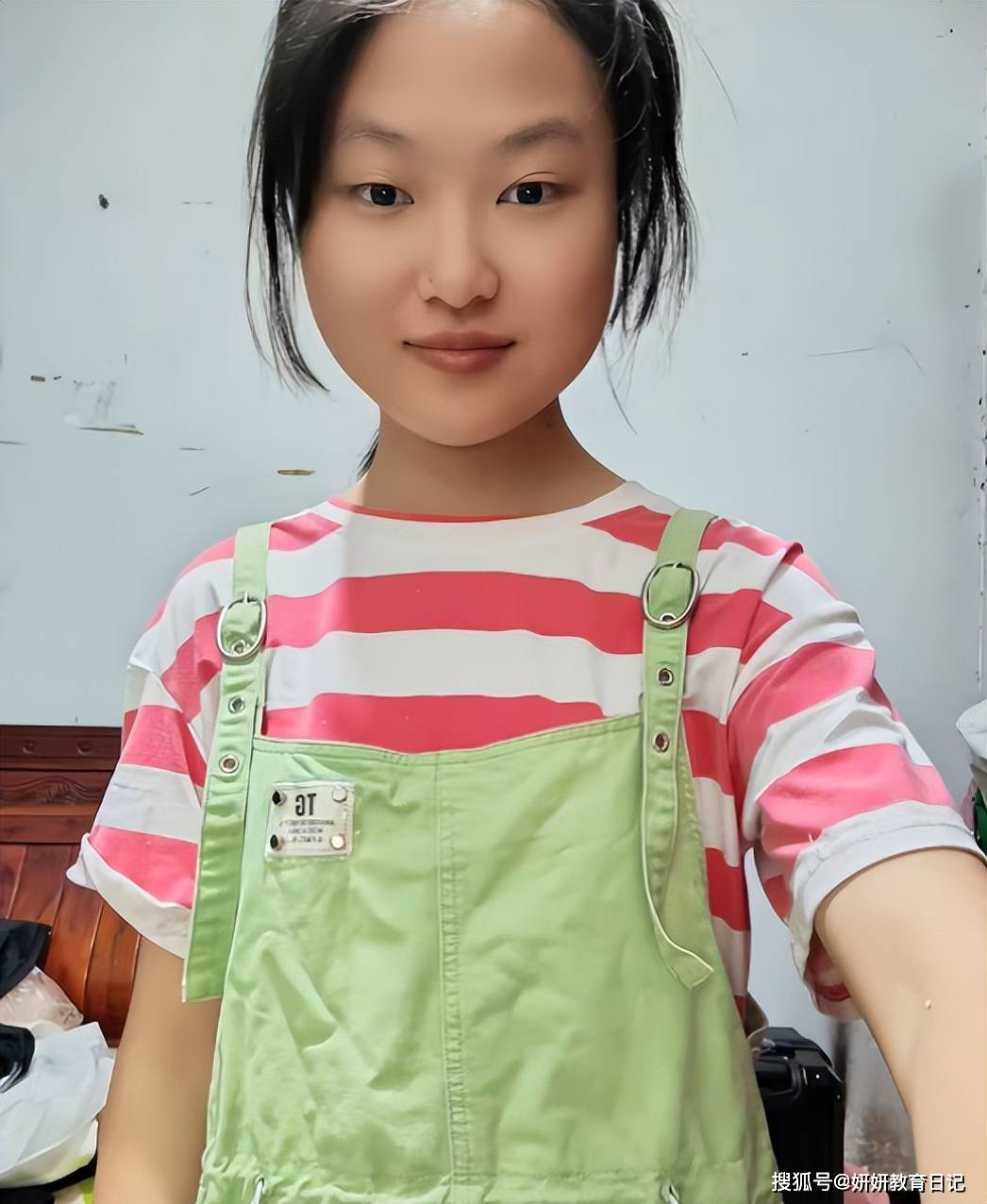 原創“求你把衣服全扔了吧”，鄉鎮女大學生0審美穿搭，讓人眼前一黑