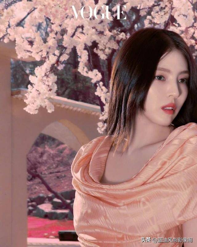 原創韓素希登《VOGUE Korea》電子刊：繁花映紅唇，冷豔自生香