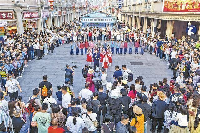 “五一”假期中山路再次成為旅遊熱門打卡地