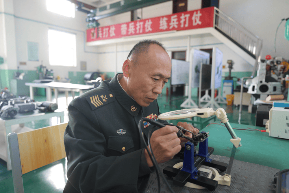 高波班長不簡單！剛當兵時燒鍋爐，後來成為閱兵訓練場的“技術大拿”