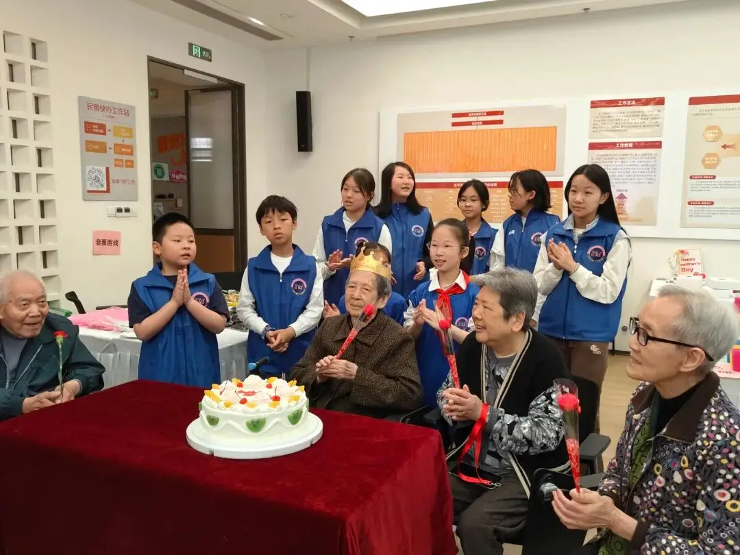 歌舞、書法、生日會，長者歡聚其樂融融