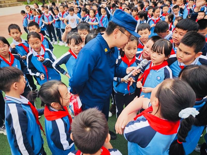 仁懷市兩路口小學開展防災減災應急疏散演練