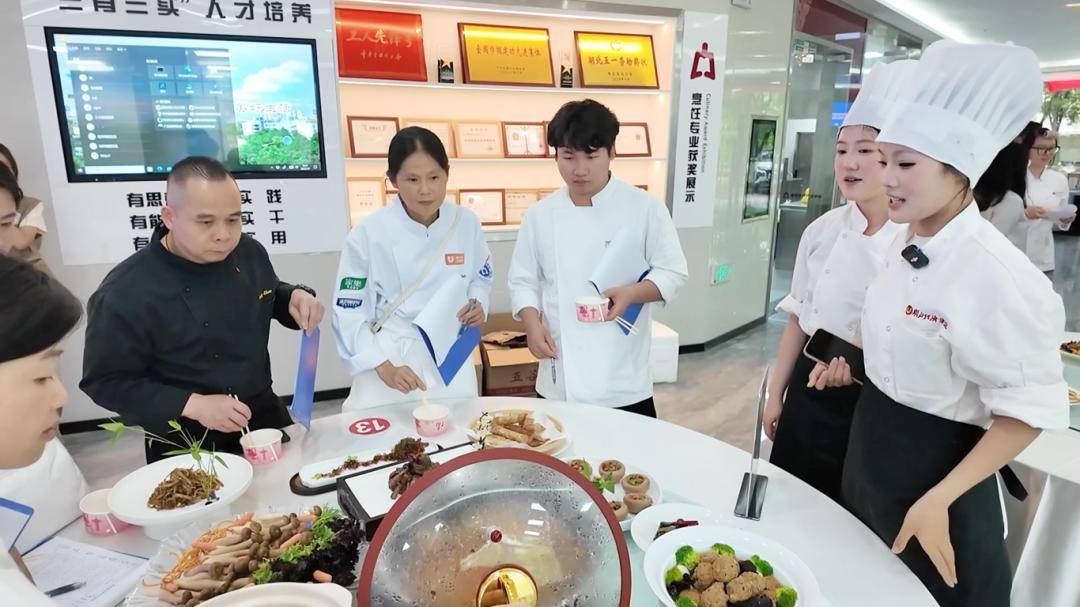 畢業論文“真香”！烹飪學子端出一桌菜拿下畢業證