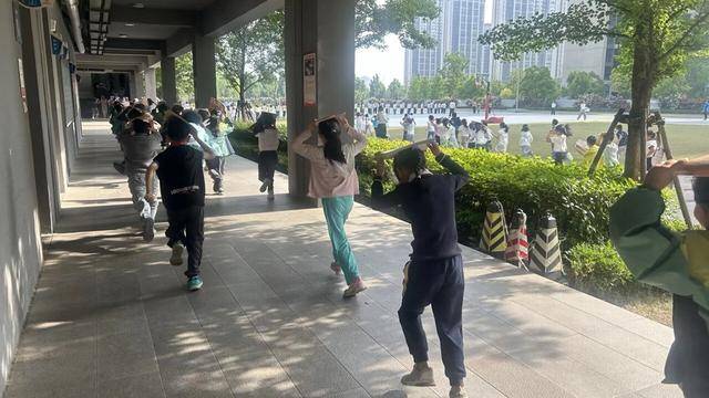 管城區建興路小學開展防震演練 築牢校園安全