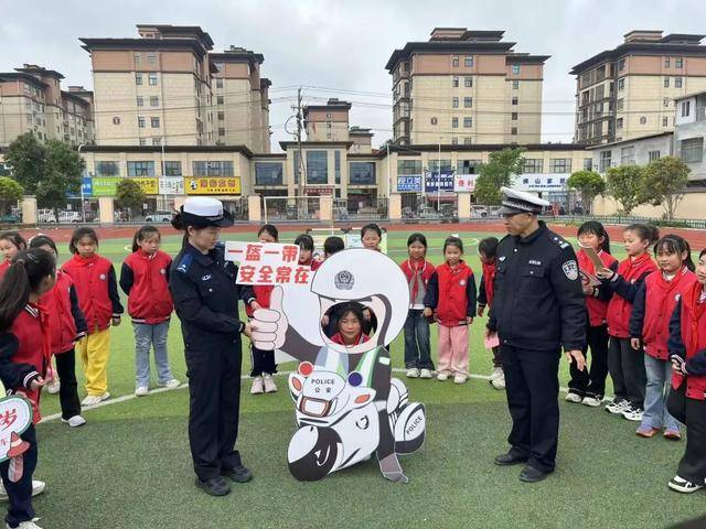 交警走進小學 開展“安全交通進學校”主題活動