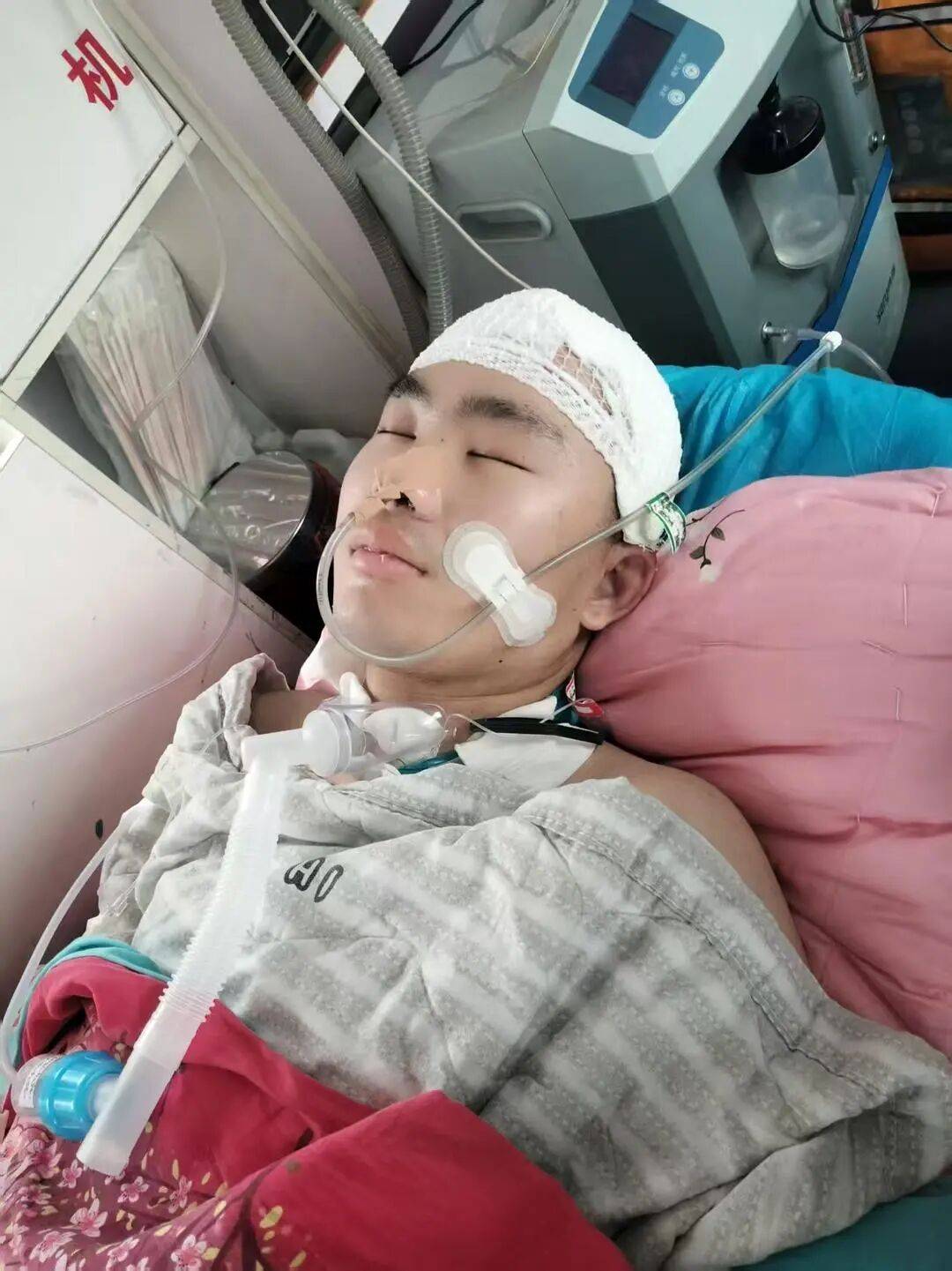 16歲少年無證駕車撞倒23歲研究生，致其顱腦損傷心智如幼童，肇事者無力支付28萬賠償，父親：他想輟學還債，不行，我來還