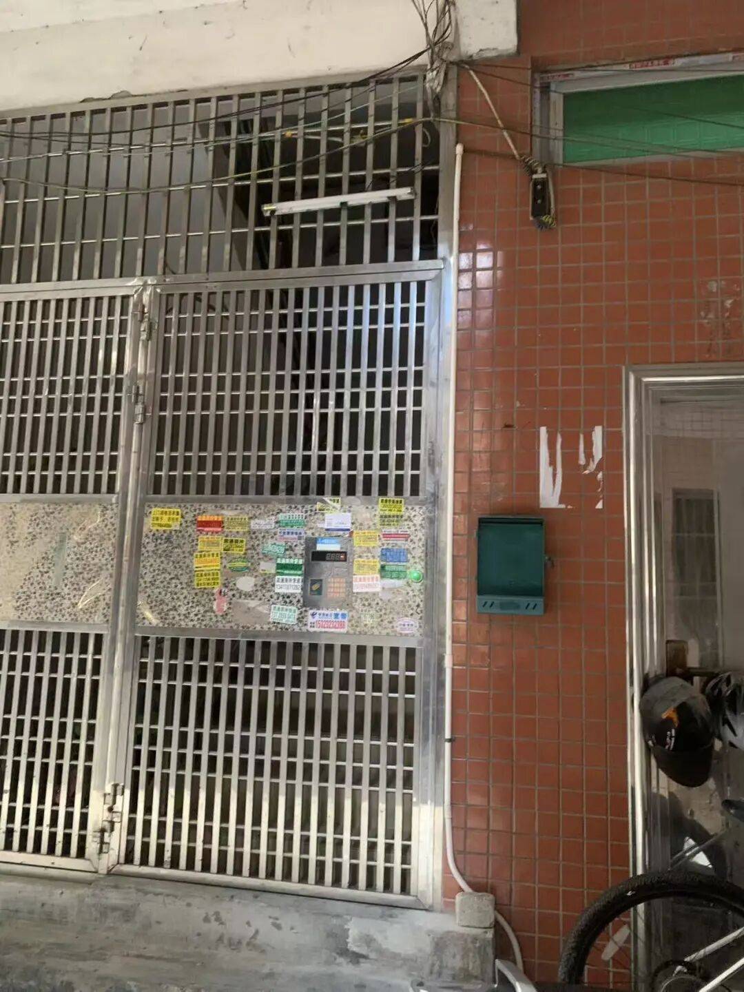 梁某故意傷害拒付醫藥費，李某卿轉移財產逃避執行，房產被查封