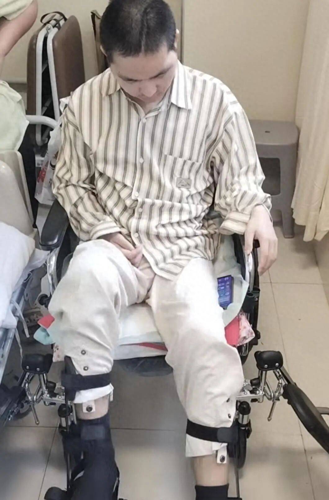 16歲少年無證駕車撞倒23歲研究生，致其顱腦損傷心智如幼童