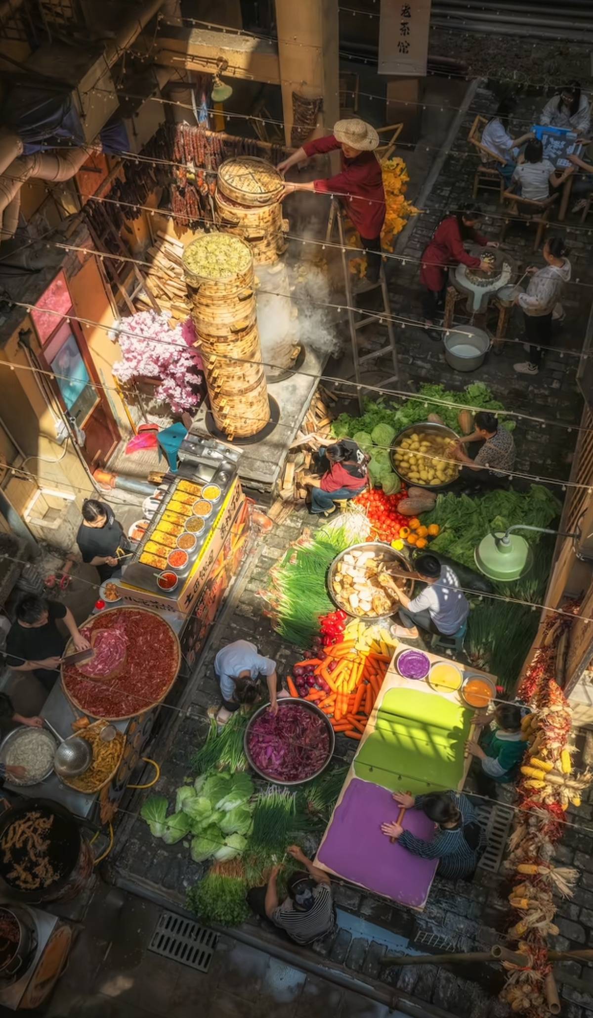 鄭州一火鍋店露天洗菜做飯走紅，五顏六色食材堆放一地如調色盤，顧客稱像動漫，店家回應