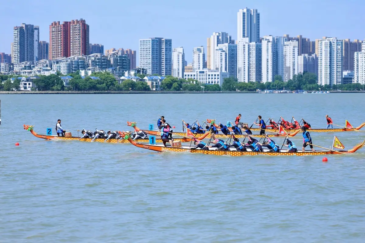 外國留學生南湖競渡，大學之城龍舟賽掀起“國際範”浪花