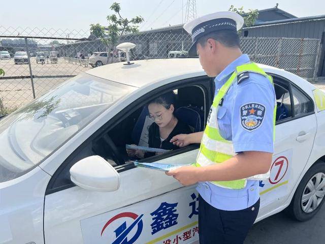 進駕校 講交規 讓交通安全從起“步”開“駛”