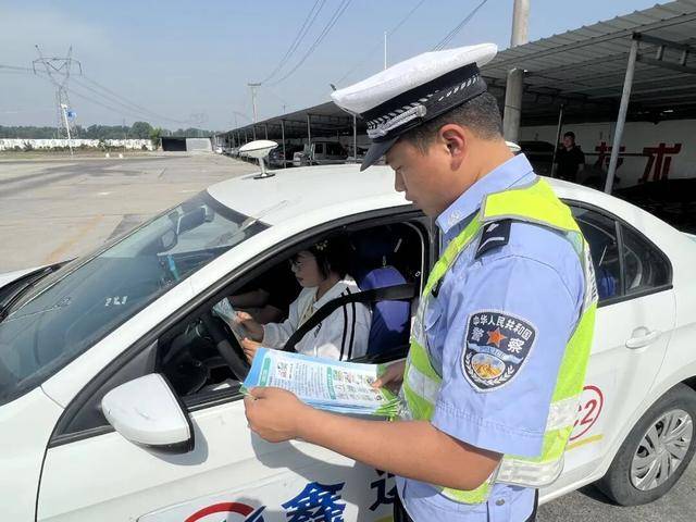 進駕校 講交規 讓交通安全從起“步”開“駛”