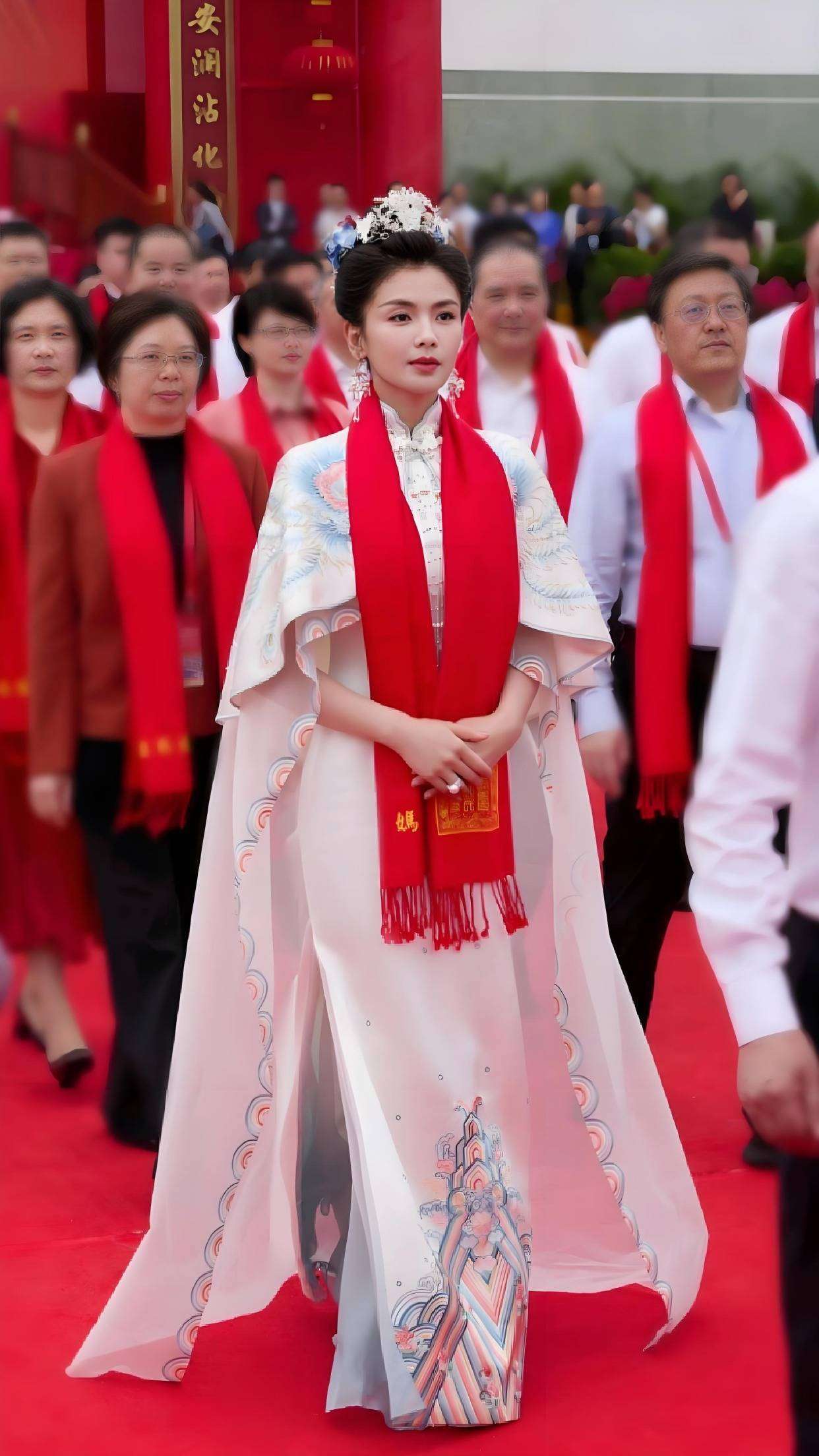 原創穿重工刺繡帶八機位，劉濤咋被穿校服小丫頭擠到邊兒？
