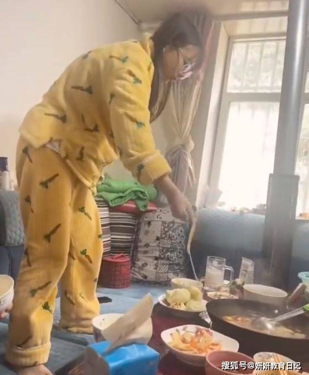 原創“這種家長真孝順”，大學女兒躺著被餵飯，難怪有些人天天想家