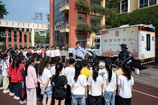 “車載便民法庭”開進小學 重慶法官送上別樣法治課
