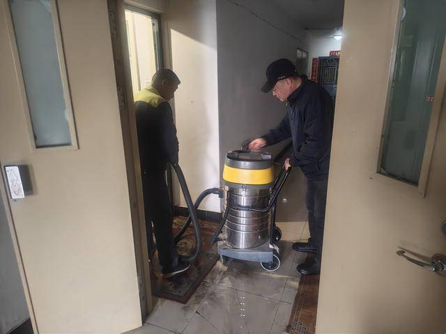 快遞小哥發現早，物業來得快，居民家水管爆裂險情排除了