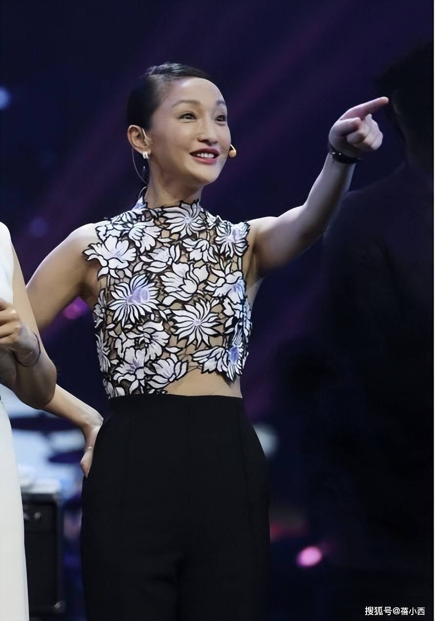 原創“周迅”穿出了40+女性想要的小性感，鏤空上衣+闊腿褲，時髦高階