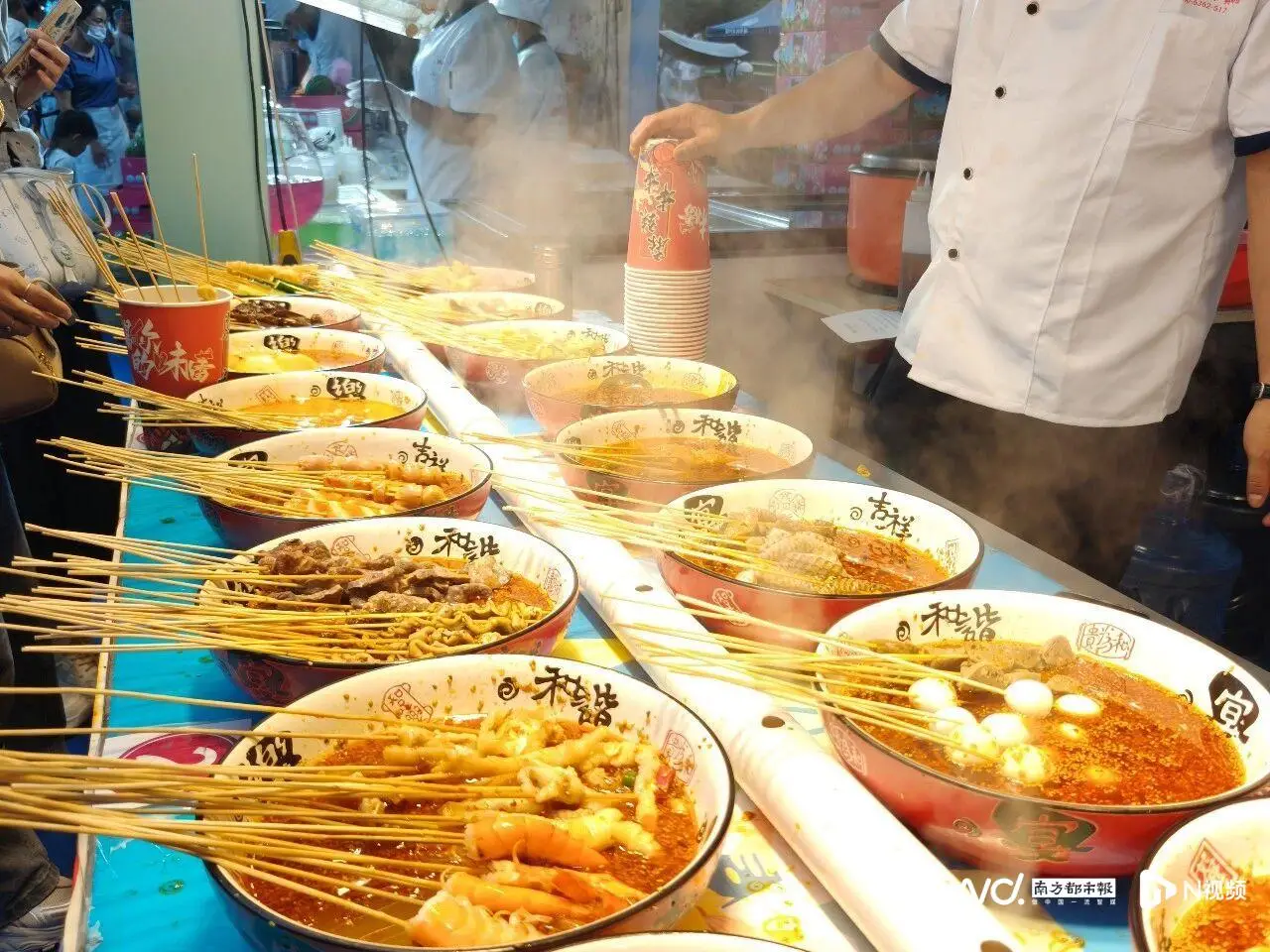 東莞橋頭蓮湖邊上，一連十天全是美食攤！