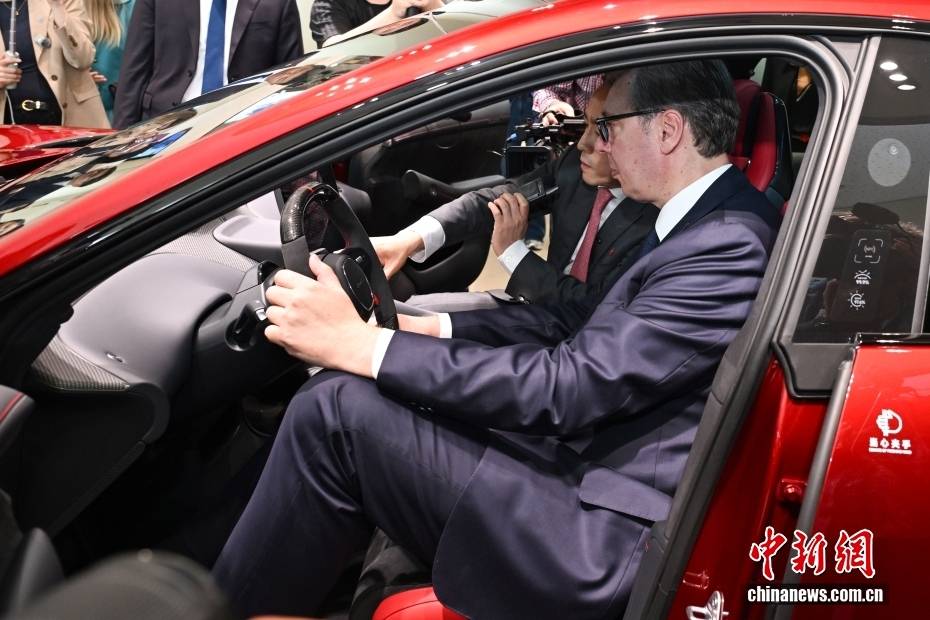 武契奇參觀小米汽車工廠