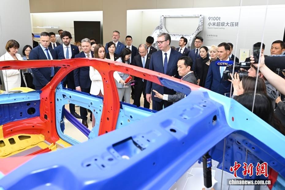 武契奇參觀小米汽車工廠
