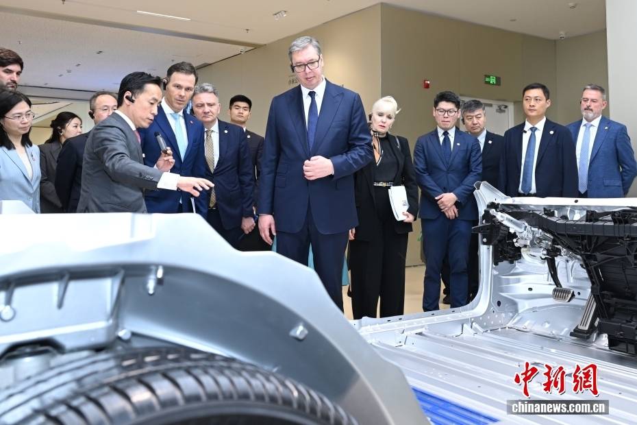 武契奇參觀小米汽車工廠