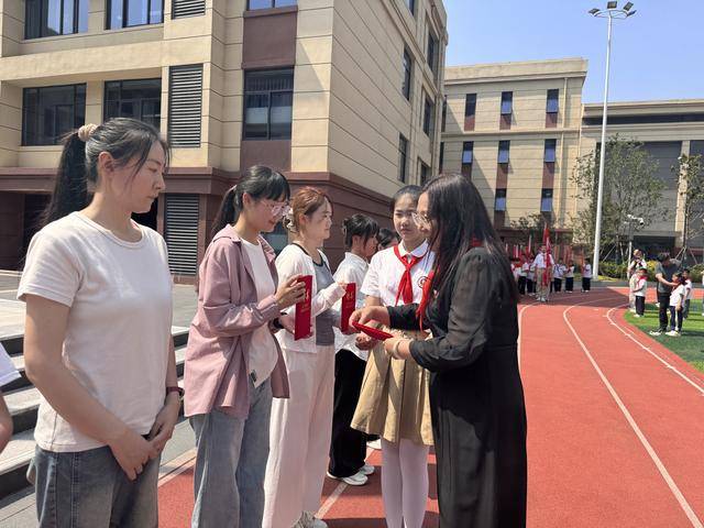 鄭州市管城回族區紫荊山南路小學舉行一年級新隊員入隊儀式