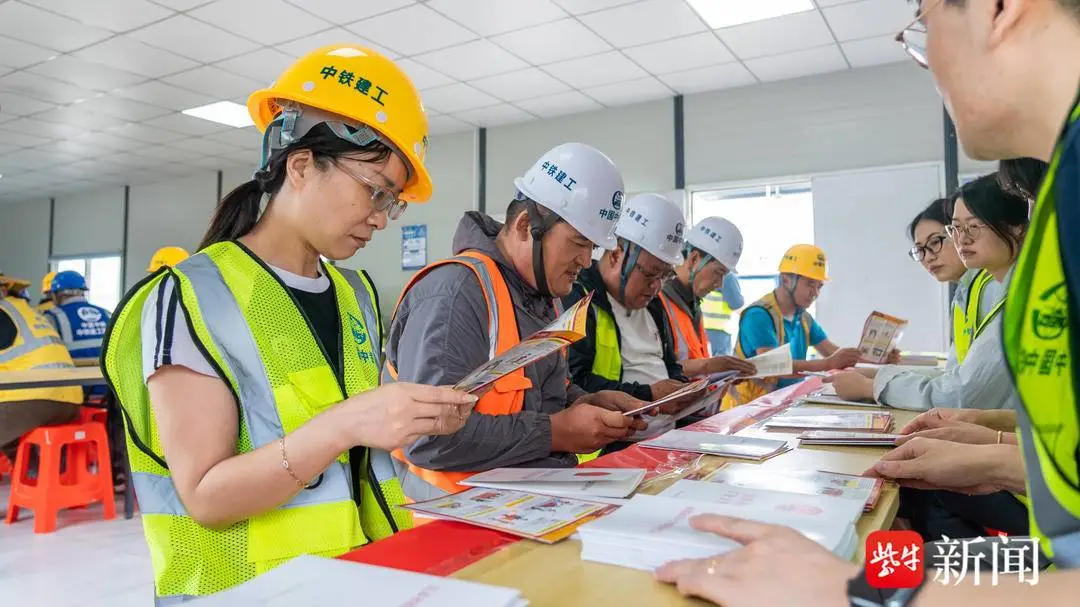 法律服務“零距離”！省鐵路辦將法律諮詢送到南京北站建設一線