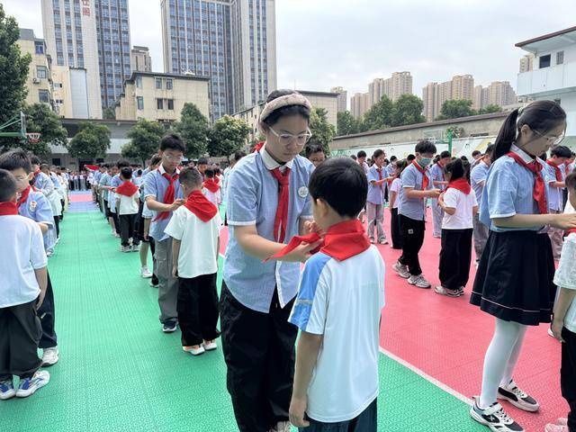高舉隊旗跟黨走 ——二里崗小學舉行少先隊新隊員入隊儀式