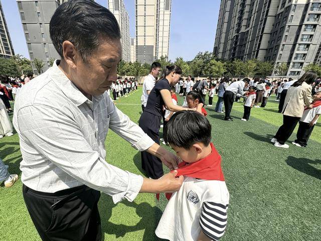 鄭州市管城回族區紫荊山南路小學舉行一年級新隊員入隊儀式