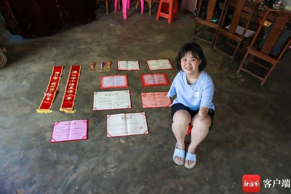 那個用腳寫字的“折翼”女孩，大學畢業啦！關於未來，她說……