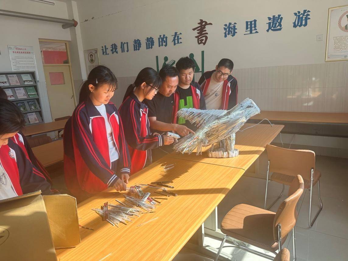 這個中學校長 為何花式鼓勵孩子們積攢“舊筆芯”？