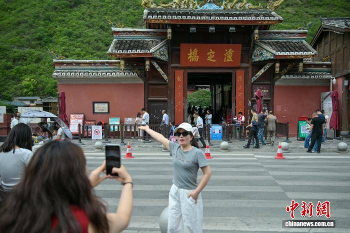 四川瀘定遊人如織 紅色旅遊熱度持續攀升