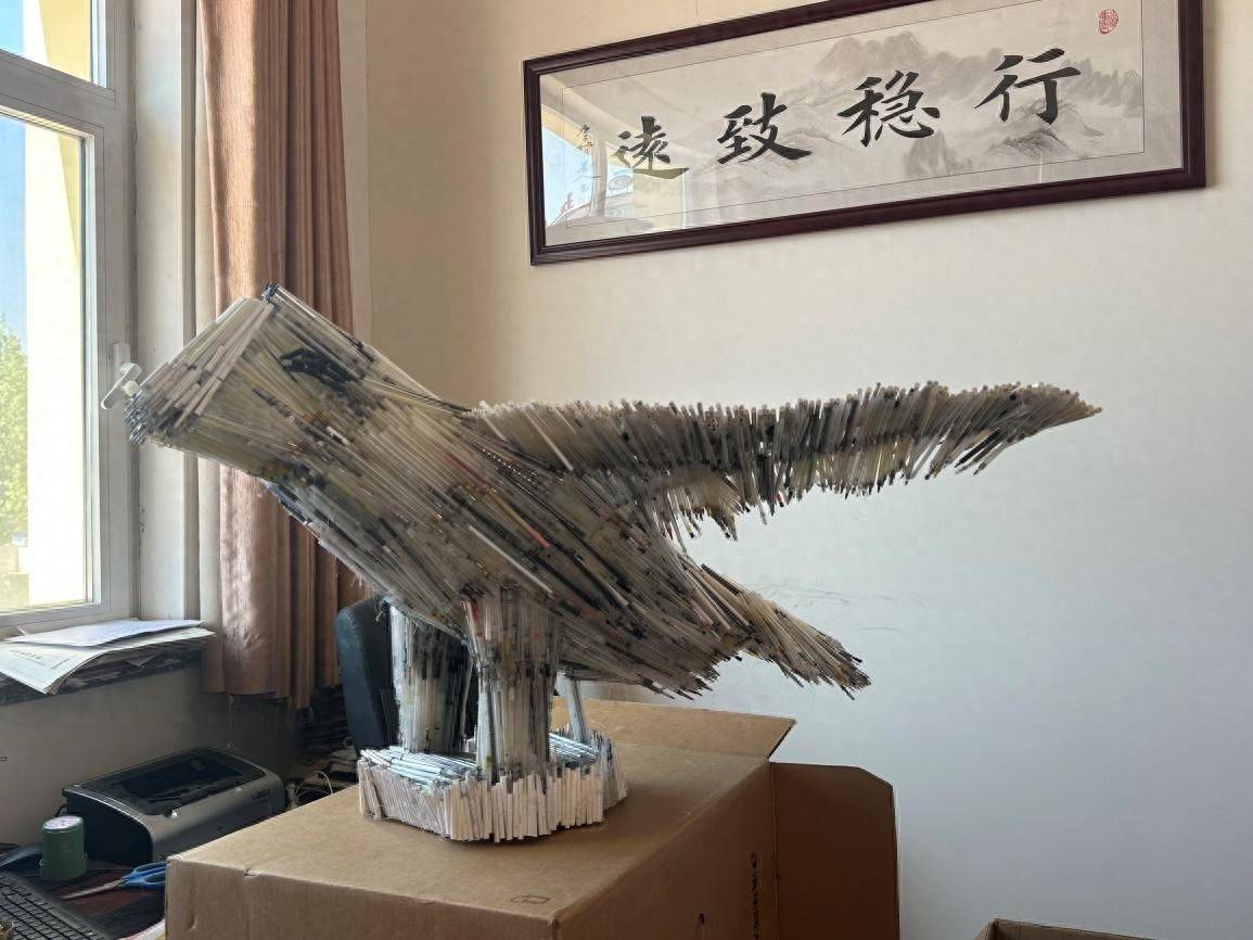 這個中學校長 為何花式鼓勵孩子們積攢“舊筆芯”？