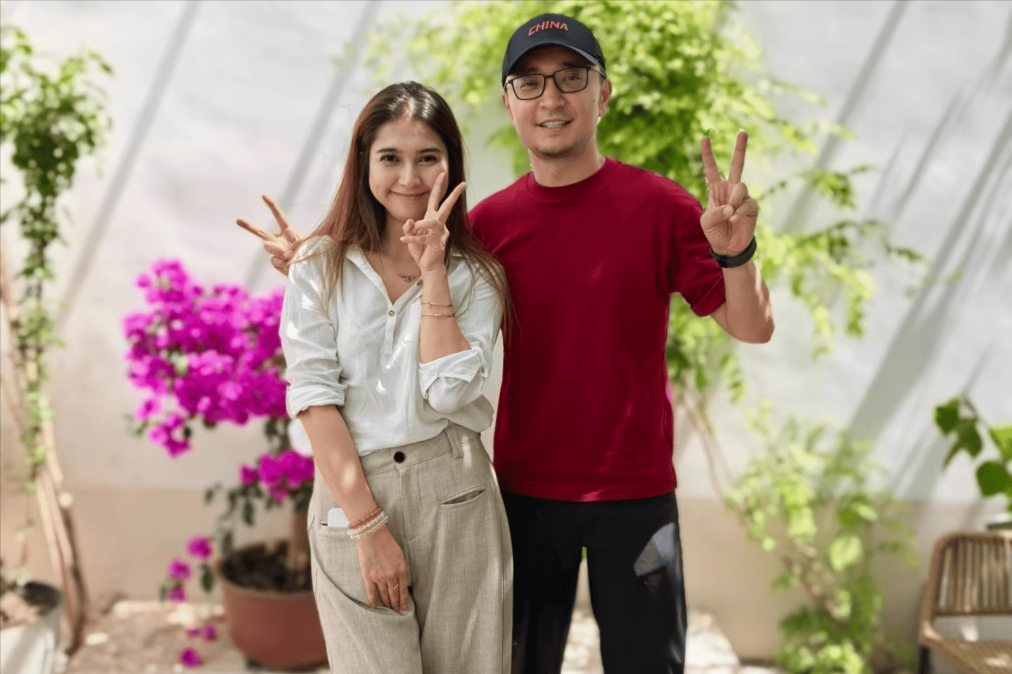 原創尼格買提回新疆“過年”，穿棗紅色T恤清爽低調，老家裝修豪華像宮殿