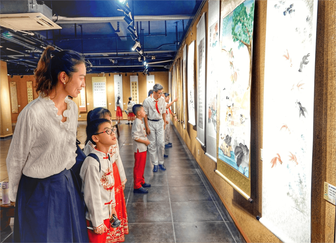 東山培正小學“善美·樹人”慶六一書畫展在越秀區圖書館開幕